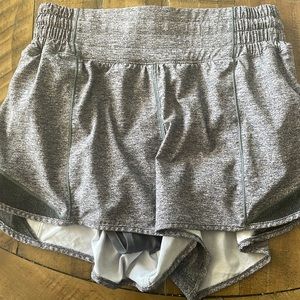 Excellent used condition worn & washed twice Hotty hot hi-rise 2.5” by Lululemon
